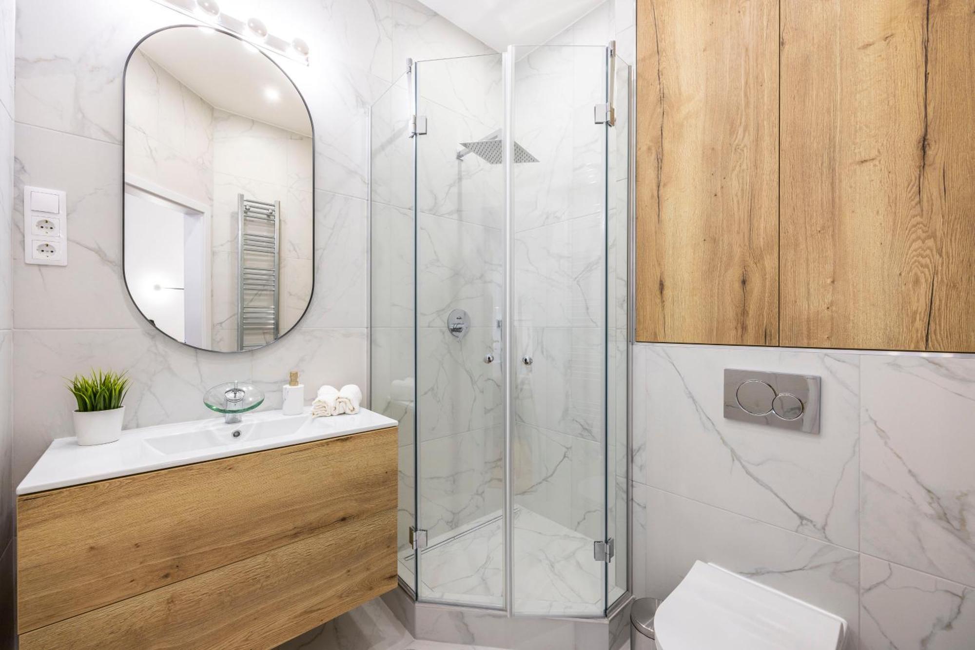 Luxurious 4bedrm 3bathrm W/ Balcony Appartement *