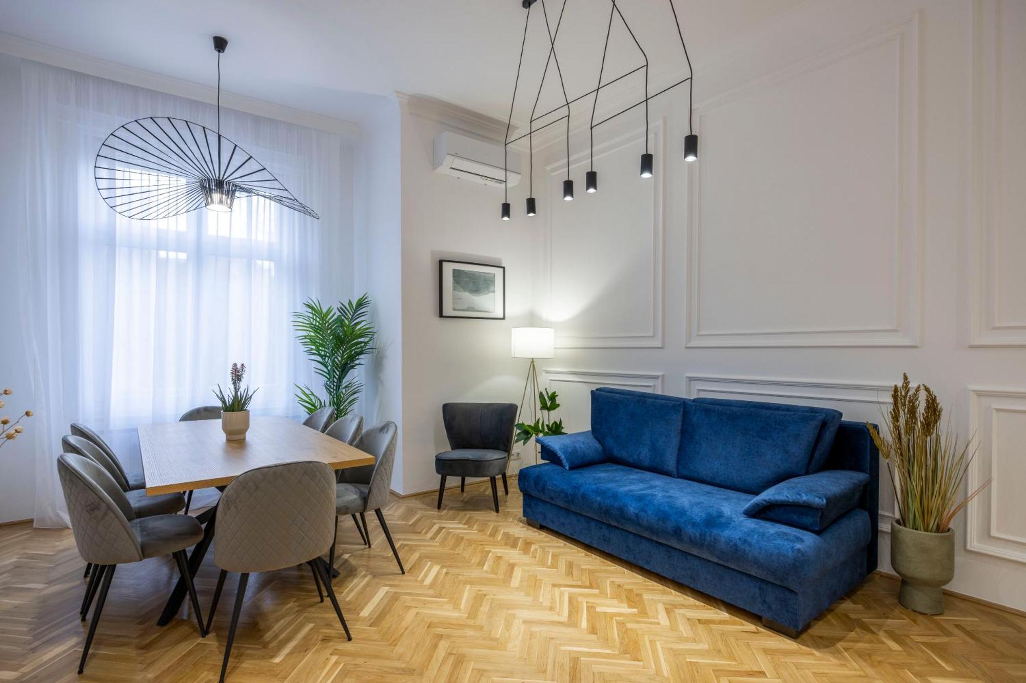 Luxurious 4bedrm 3bathrm W/ Balcony Appartement