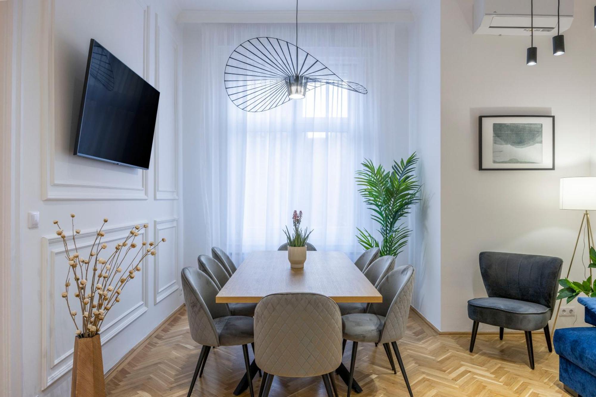 Luxurious 4bedrm 3bathrm W/ Balcony Appartement Budapest