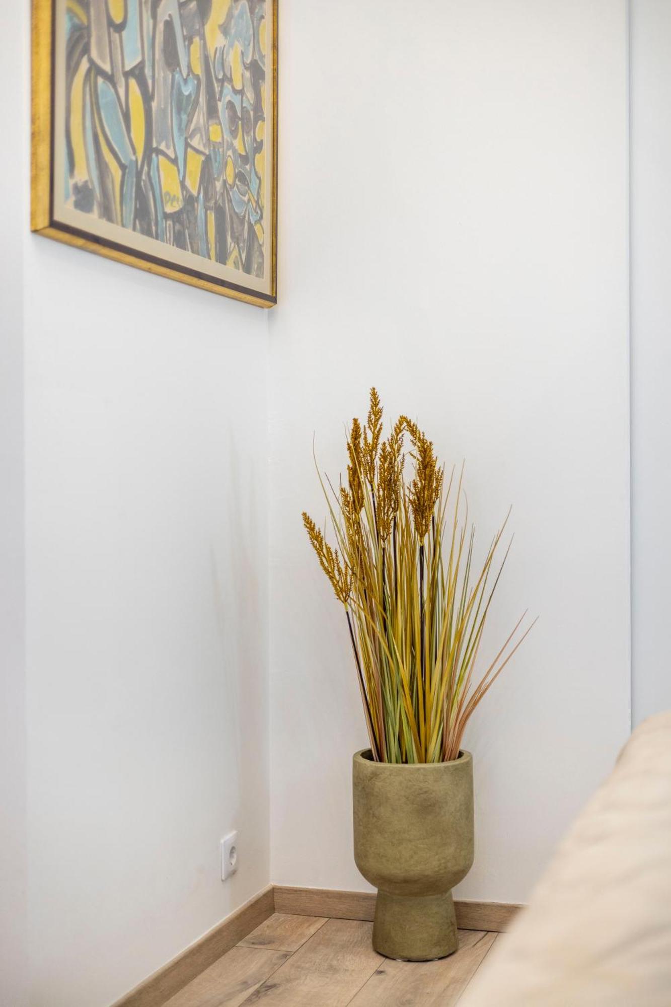 Luxurious 4bedrm 3bathrm W/ Balcony Appartement