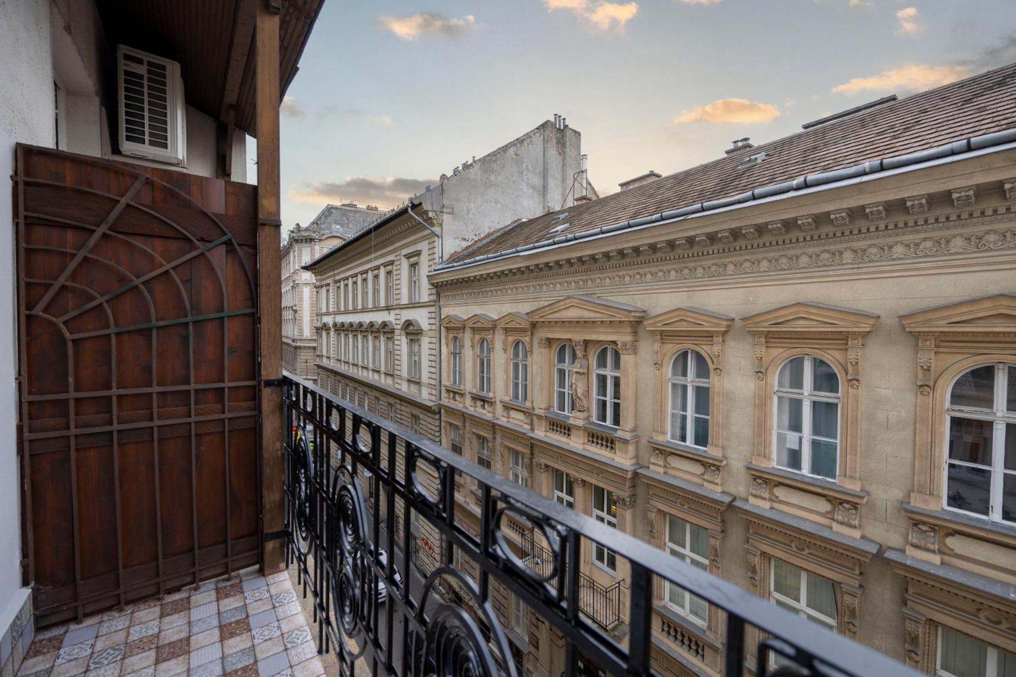 Luxurious 4bedrm 3bathrm W/ Balcony Appartement Budapest