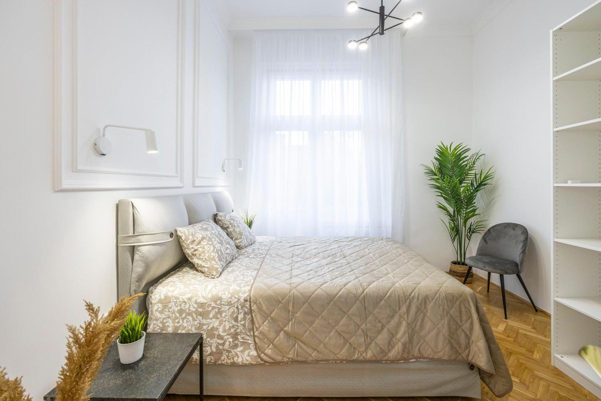 Appartement Luxurious 4bedrm 3bathrm W/ Balcony *